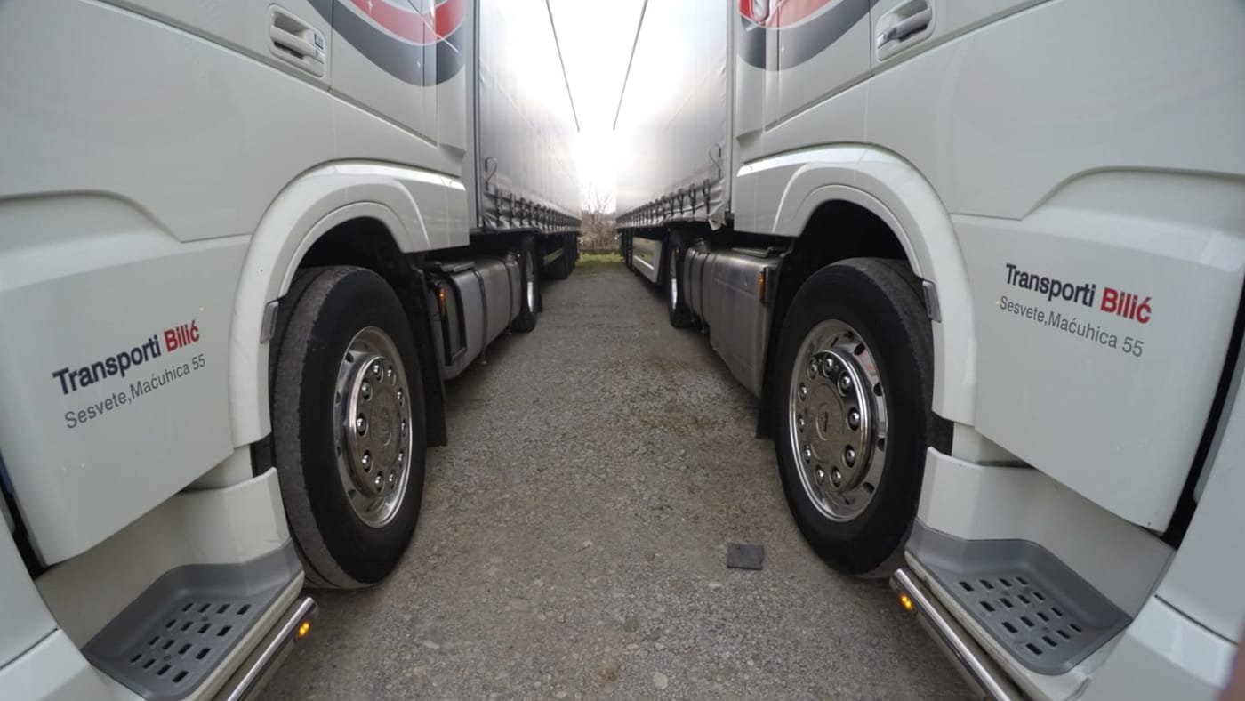 Dva tegljača Transporti Bilić s natpisom tvrtke na vratima kabine