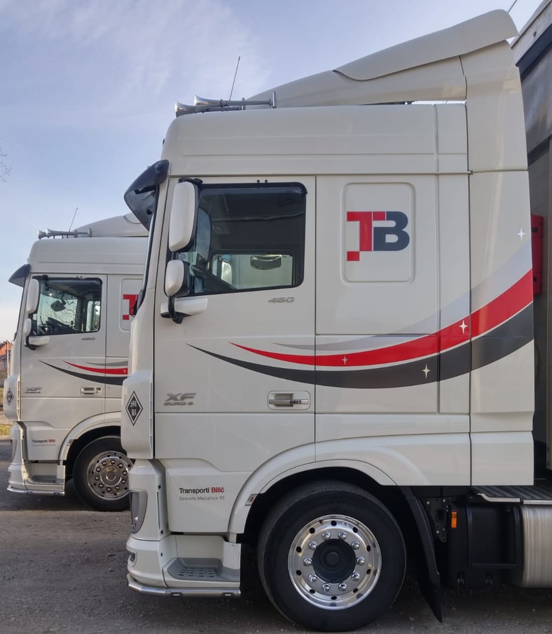 Tegljač DAF XF 460 Transporti Bilić s logotipom TB na vratima kabine